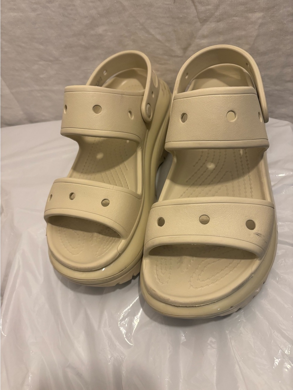 Crocs classic crush platform
Sandals size M9 W11
